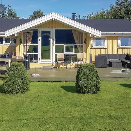 Three-bedroom Holiday In